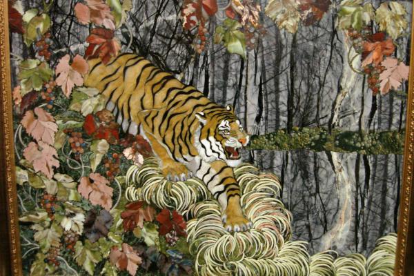 Пейзаж с тигром в осеннем лесу.